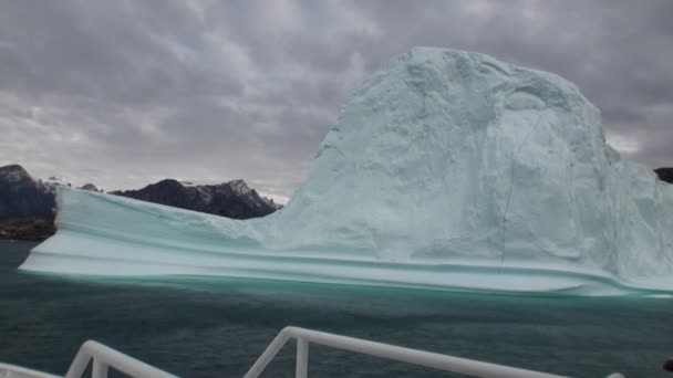 Μεγάλο Iicebergs που επιπλέουν στη θάλασσα γύρω από τη Γροιλανδία. — Αρχείο Βίντεο