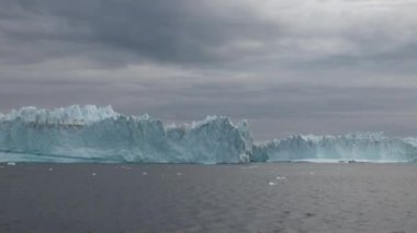 Büyük Iicebergs Denizi çevresinde Grönland yüzen.