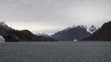 Buzkıran buzları kırar ve ileriye taşımak.