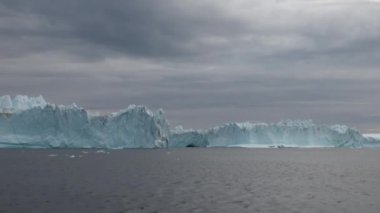 Büyük Iicebergs Denizi çevresinde Grönland yüzen.