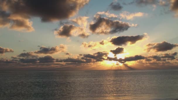 美丽神奇的金黄色的夕阳在热带海滩. — 图库视频影像