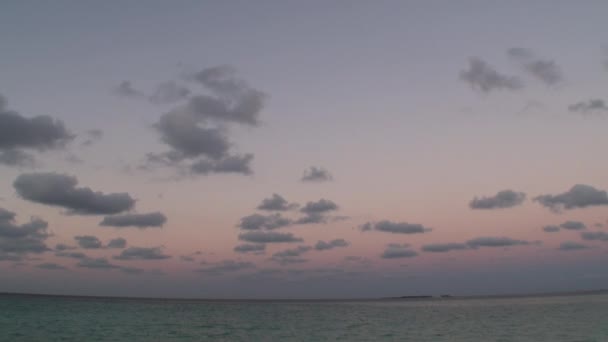 Belo pôr do sol dourado incrível na praia tropical . — Vídeo de Stock