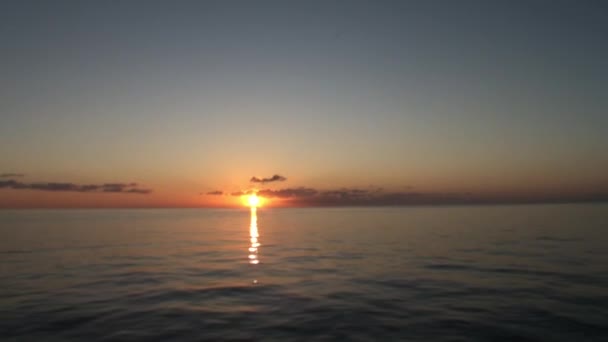 Wunderschöner goldener Sonnenuntergang am tropischen Meer. — Stockvideo