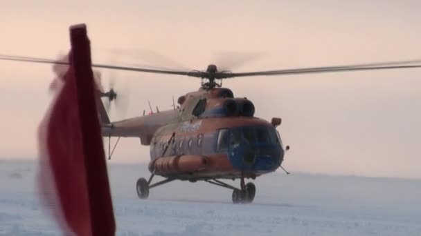 Helikopter mit Eisflugplatz starten. — Stockvideo