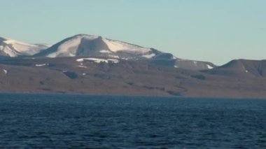 Karlı dağlar ve Arctic deniz. İzlanda.