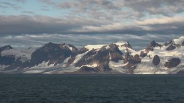 Karlı dağlar ve Arctic deniz. İzlanda.