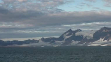 Karlı dağlar ve Arctic deniz. İzlanda.