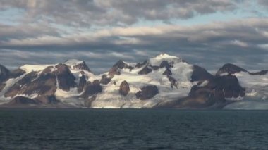 Karlı dağlar ve Arctic deniz. İzlanda.