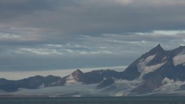 Karlı dağlar ve Arctic deniz. İzlanda.
