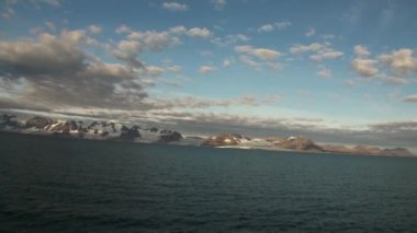 Karlı dağlar ve Arctic deniz. İzlanda.