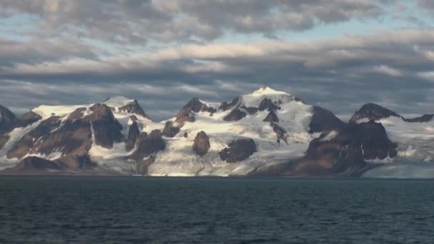Засніжених гір і моря в Арктиці. Ісландія. — стокове відео
