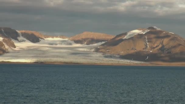 Montagnes enneigées et la mer en Arctique. Islande . — Video