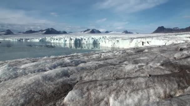 Panorama glaciär på gränsen till havet. Arktis. — Stockvideo