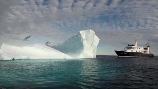 Un gran iceberg y el barco en el Ártico . — Vídeo de stock