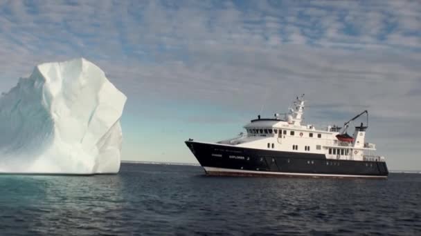 Un grand iceberg et le navire dans l'Arctique . — Video