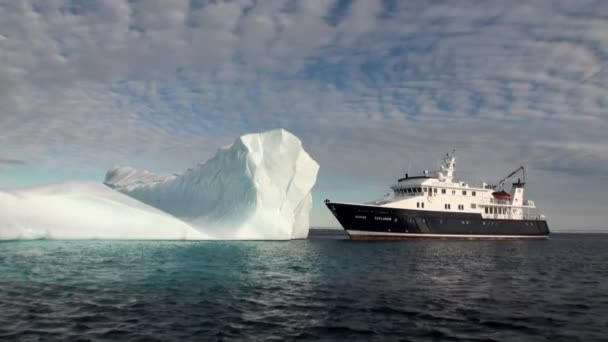 Um grande iceberg e o navio no Árctico . — Vídeo de Stock