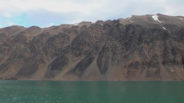 Montañas nevadas y el mar en el Ártico. Islandia . — Vídeos de Stock