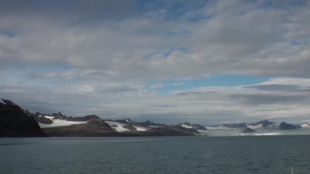 Snötäckta bergen och havet i Arktis. Island. — Stockvideo