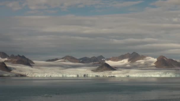 Karlı dağlar ve Arctic deniz. İzlanda. — Stok video