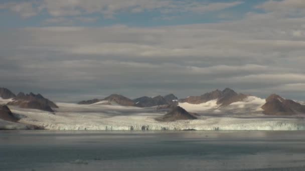 Besneeuwde bergen en de zee in het noordpoolgebied. IJsland. — Stockvideo