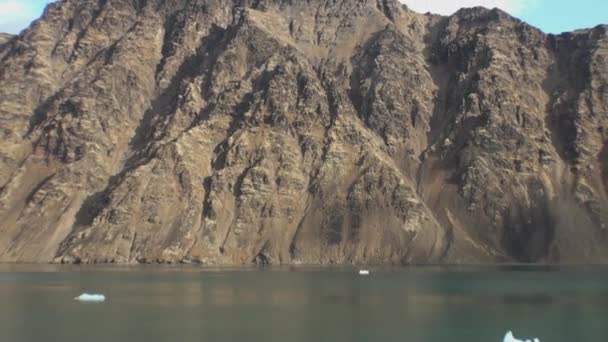 Montañas nevadas y el mar en el Ártico. Islandia . — Vídeo de stock