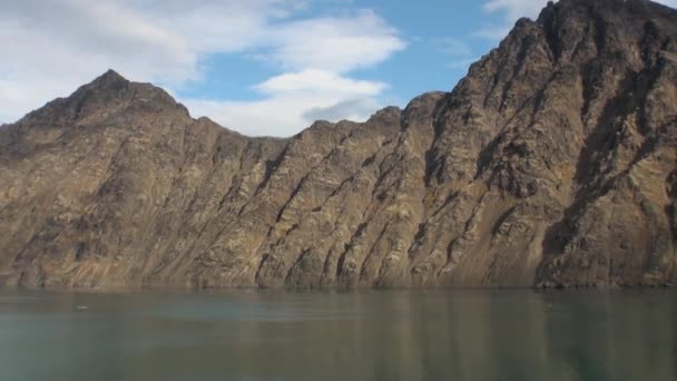 Schneebedeckte Berge und das Meer in der Arktis. Island. — Stockvideo