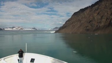 Karlı dağlar ve Arctic deniz. İzlanda.