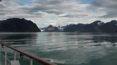 Karlı dağlar ve Arctic deniz. İzlanda.