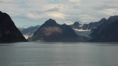 Karlı dağlar ve Arctic deniz. İzlanda.
