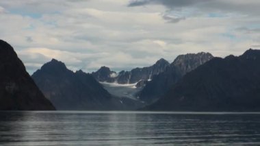 Karlı dağlar ve Arctic deniz. İzlanda.