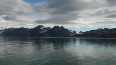Karlı dağlar ve Arctic deniz. İzlanda.