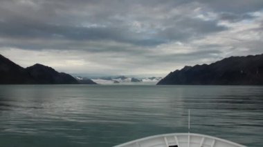 Karlı dağlar ve Arctic deniz. İzlanda.
