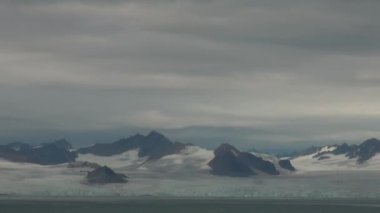 Karlı dağlar ve Arctic deniz. İzlanda.