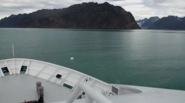 Karlı dağlar ve Arctic deniz. İzlanda.