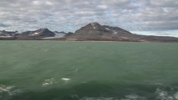 Besneeuwde bergen en de zee in het noordpoolgebied. IJsland. — Stockvideo