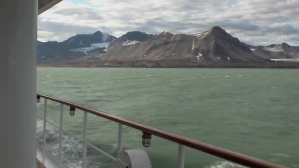 Montañas nevadas y el mar en el Ártico. Islandia . — Vídeos de Stock