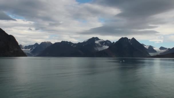 Snötäckta bergen och havet i Arktis. Island. — Stockvideo