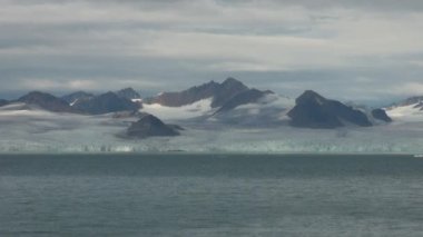 Karlı dağlar ve Arctic deniz. İzlanda.