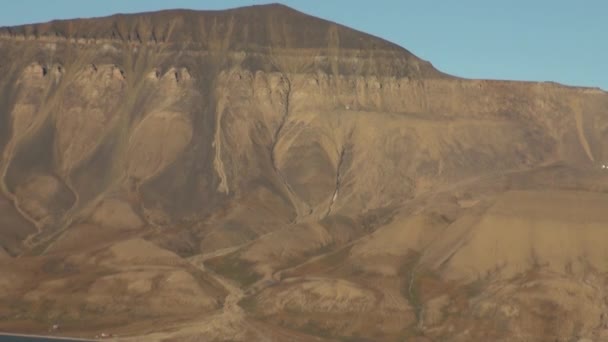 Montañas nevadas y el mar en el Ártico. Islandia . — Vídeos de Stock