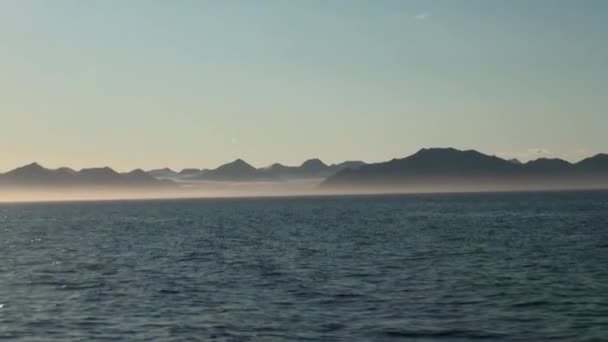 Montagnes enneigées et la mer en Arctique. Islande . — Video
