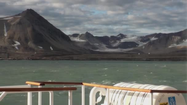 Zasněžené hory a moře v Arktidě. Island. — Stock video