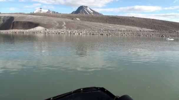 Snötäckta bergen och havet i Arktis. Island. — Stockvideo