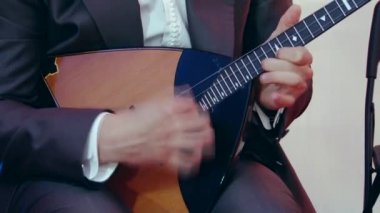 Balalaika çalan Rus sanatçı, yakından.