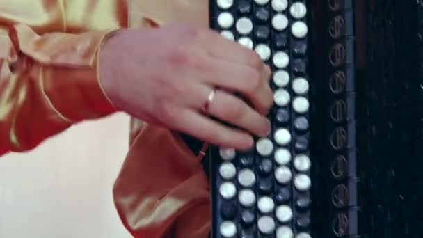 Русский художник играет на аккордеоне, крупным планом . — стоковое видео