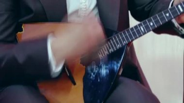 Balalaika çalan Rus sanatçı, yakından.