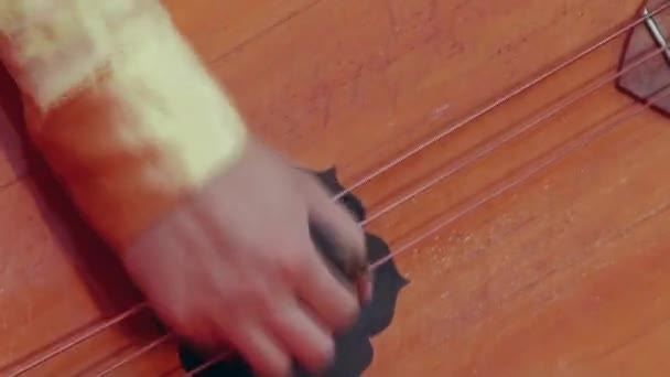 Artista russo jogando balalaika, close-up . — Vídeo de Stock