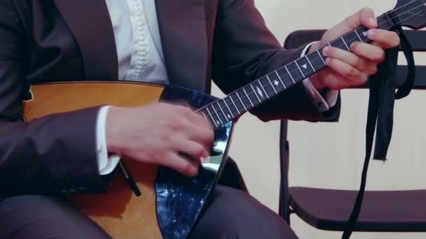 Russische kunstenaar spelen Balalaika, close-up. — Stockvideo