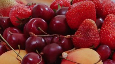 Lezzetli meyve - şeftali, kiraz, masada kiraz.