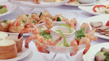 İsveçli masada soslu karides lezzetli salata.