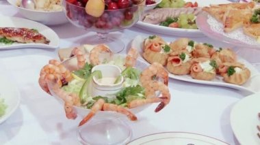 İsveçli masada soslu karides lezzetli salata.